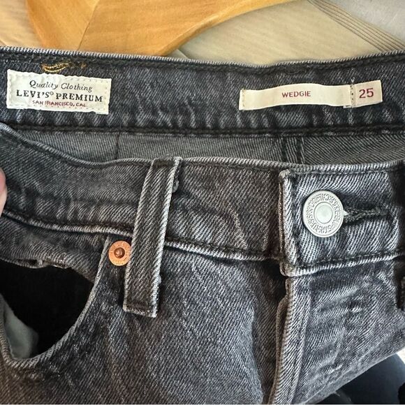 Levi's Dark Grey Wash High Rise Wedgie Denim Jeans Size 25 - Picture 8 of 16
